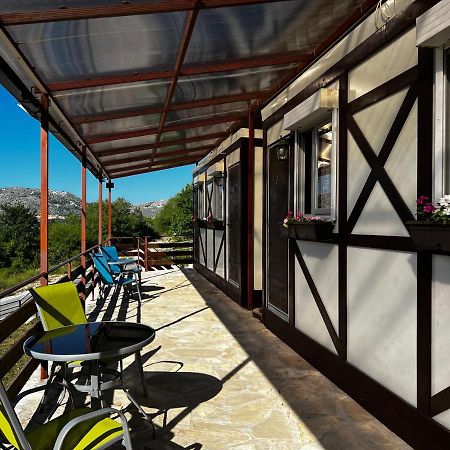 فيلا Njegusiفي Glamping Lovcen المظهر الخارجي الصورة