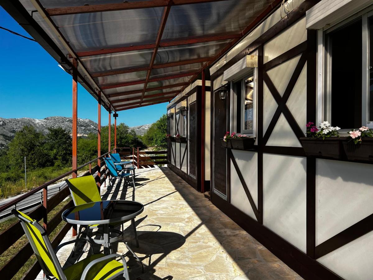 فيلا Njegusiفي Glamping Lovcen المظهر الخارجي الصورة